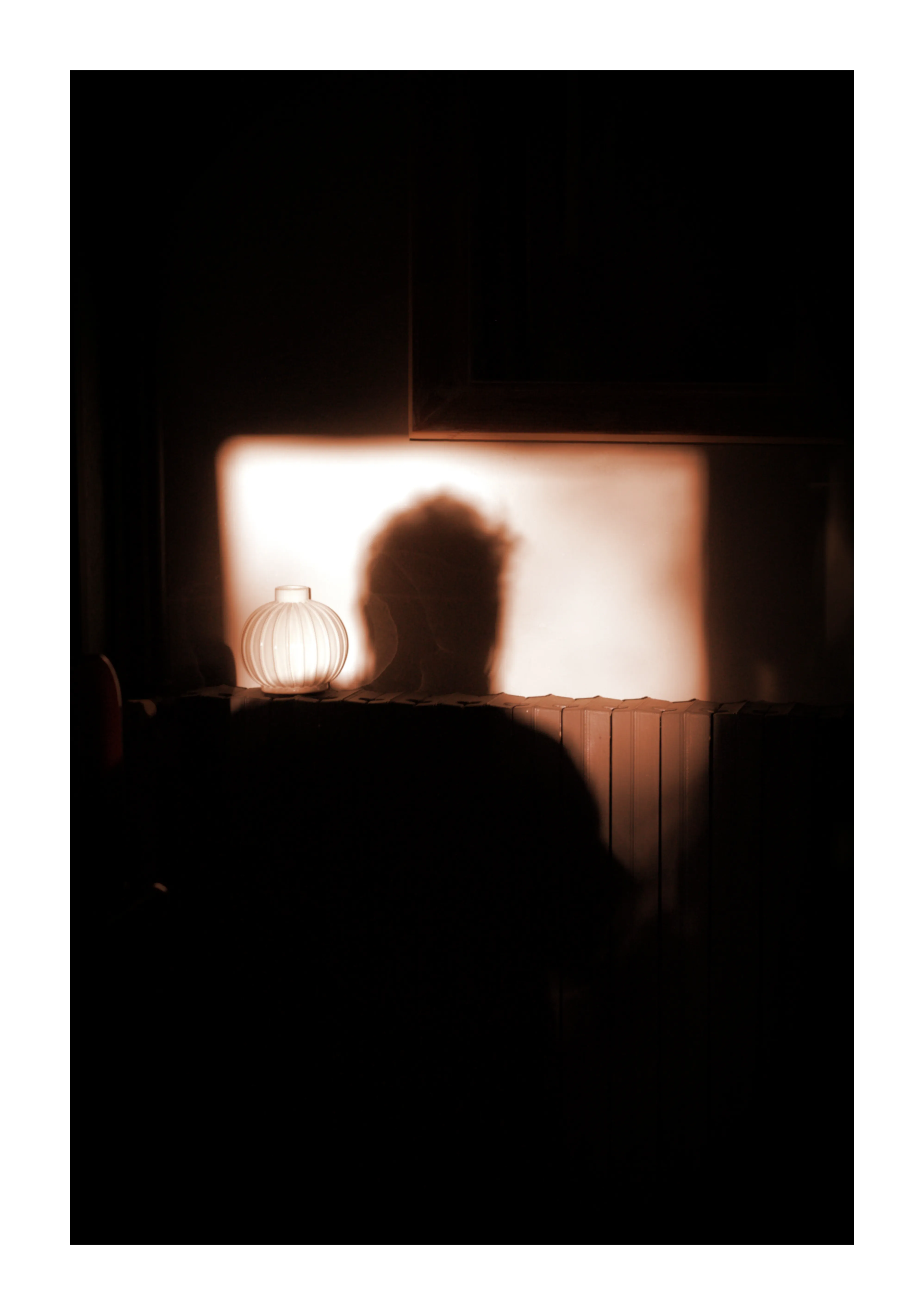 Visage partiellement éclairé sur fond noir